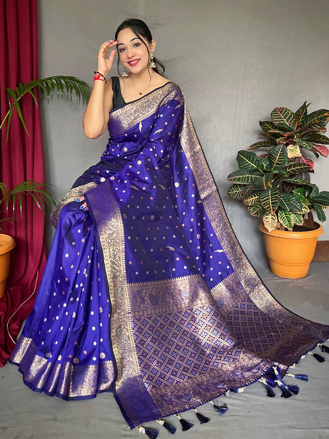 

DEVATITHI Woven Design Zari Banarasi Saree, Violet