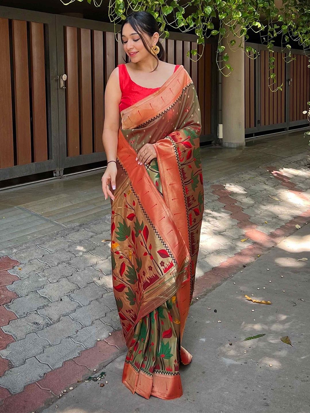 

DEVATITHI Woven Design Zari Paithani Saree, Lime green