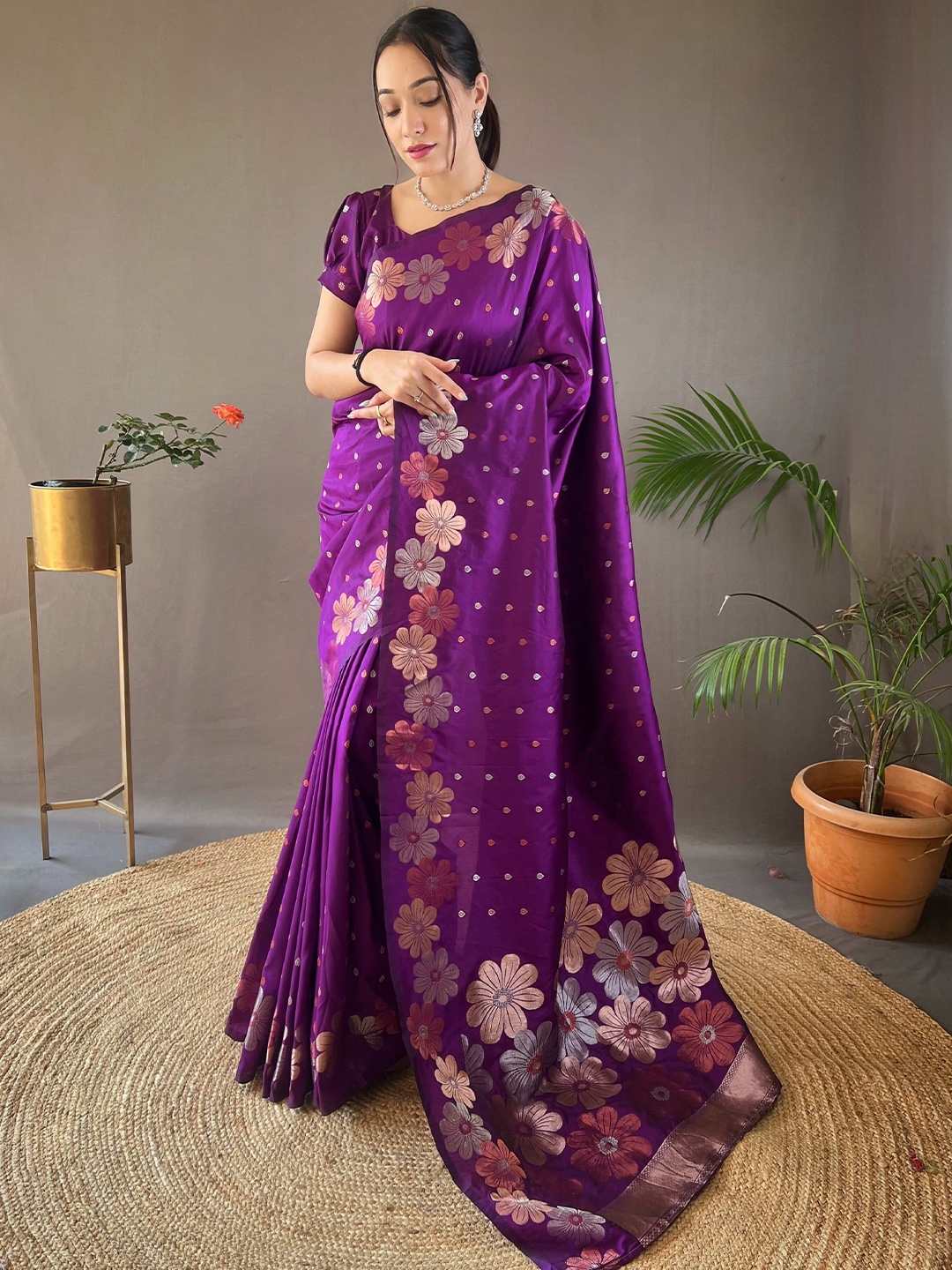 

DEVATITHI Woven Design Banarasi Saree, Magenta