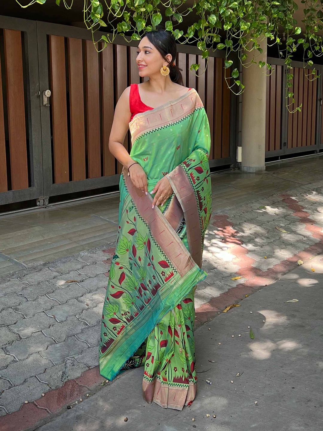 

DEVATITHI Woven Design Zari Paithani Saree, Green
