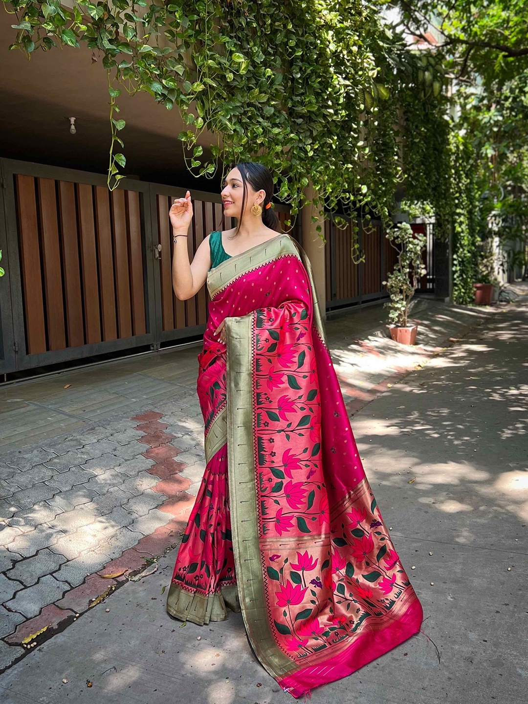 

DEVATITHI Woven Design Zari Paithani Saree, Pink