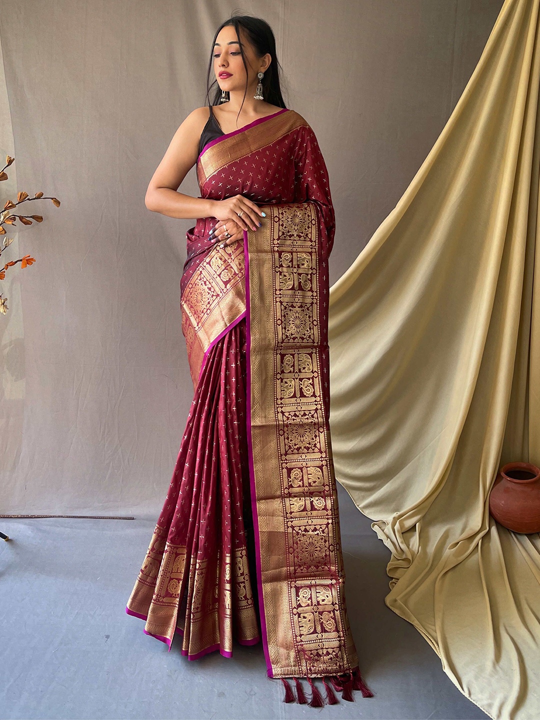 

DEVATITHI Woven Design Banarasi Saree, Maroon