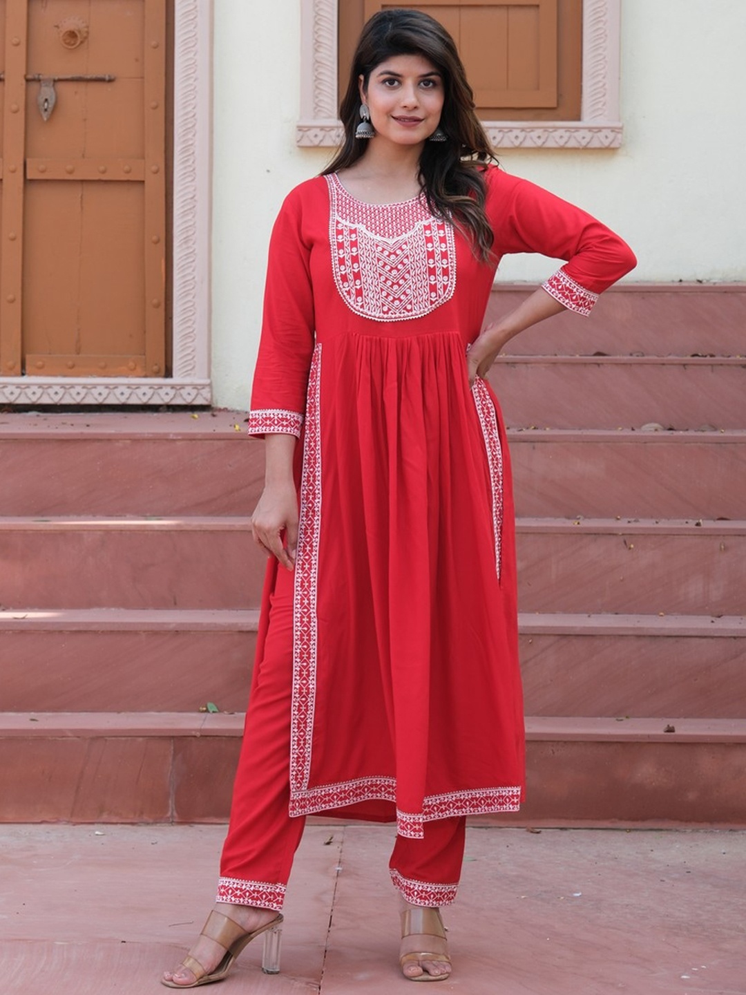 

HEBA Floral Yoke Design Regular Thread Work Empire Straight Kurta With Trouser, Red