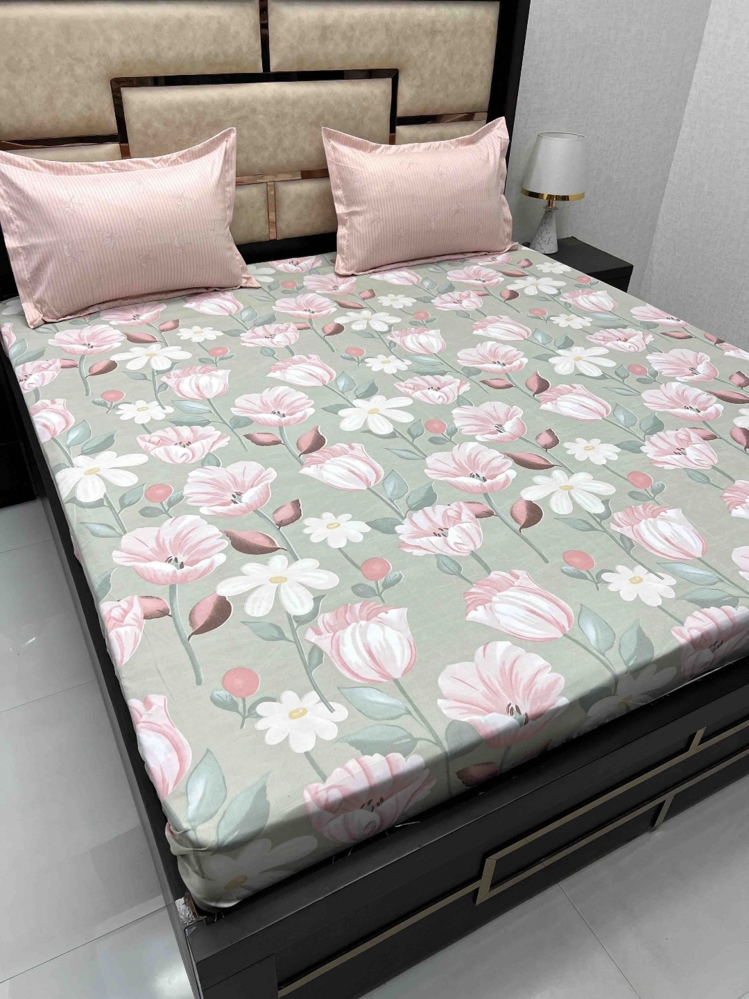 

Pure Decor Leisure Fur Grey & White Floral Cotton 230 TC King Bedsheet & 2 Pillow Covers