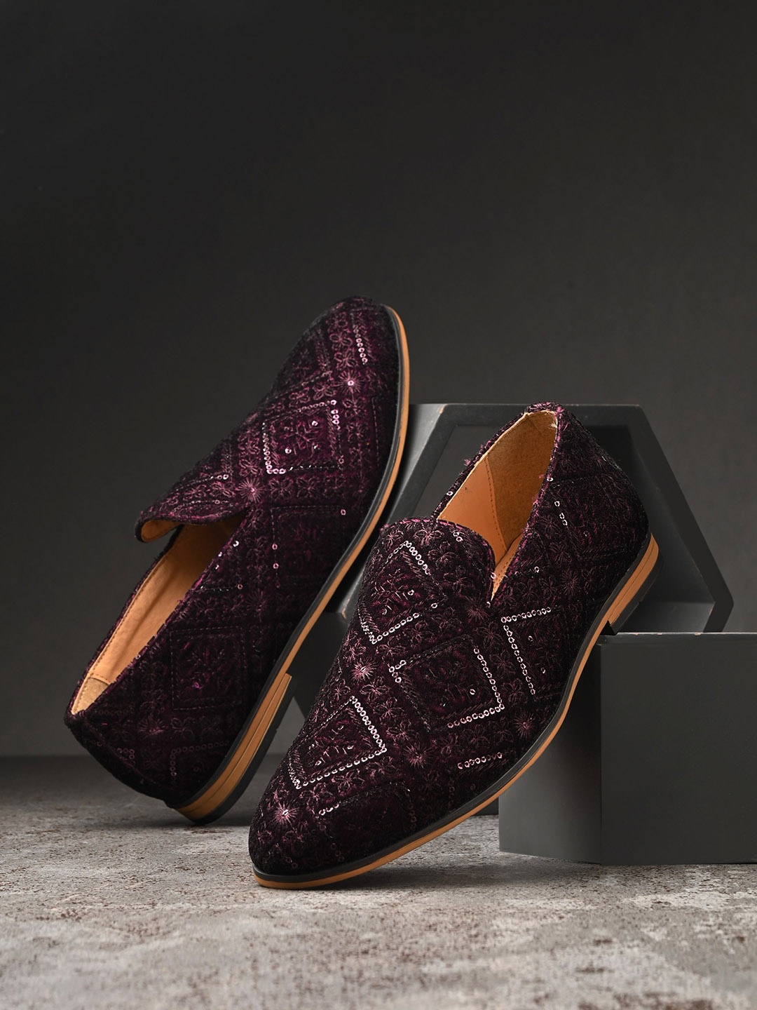 

San Frissco Men Textured Embroidered Lightweight Mojaris, Maroon