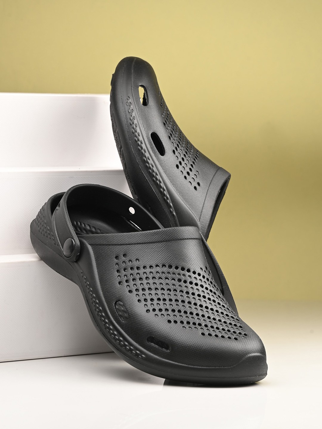 

The Roadster Lifestyle Co. Men Black Lightweight Comfortable Clogs