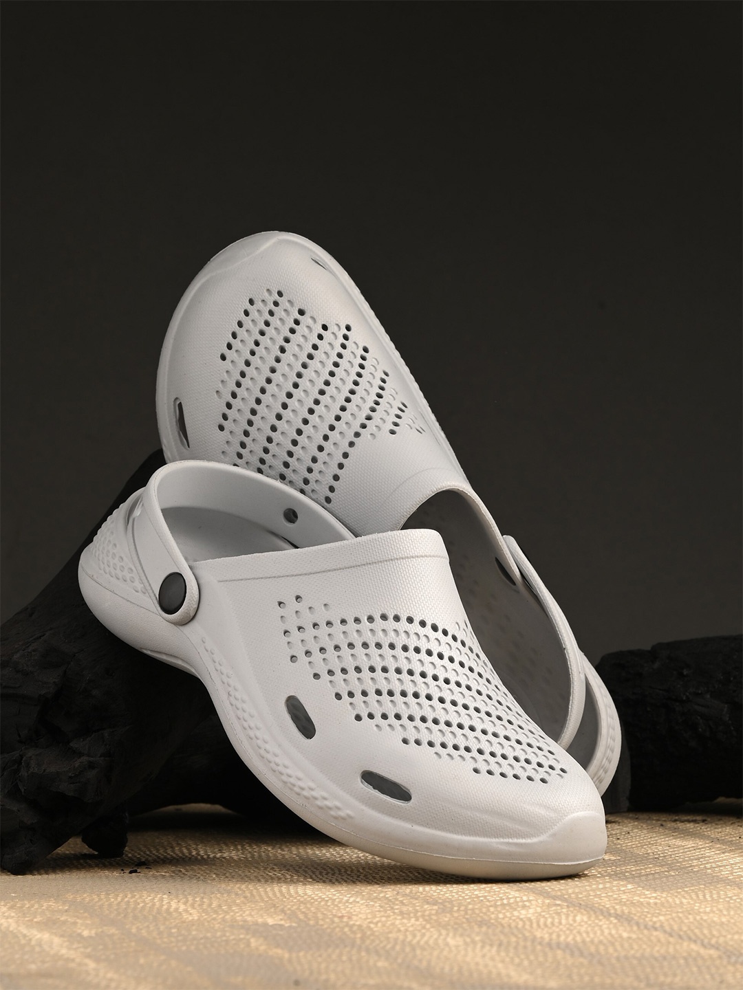 

The Roadster Lifestyle Co. Men Grey Lightweight Comfortable Clogs