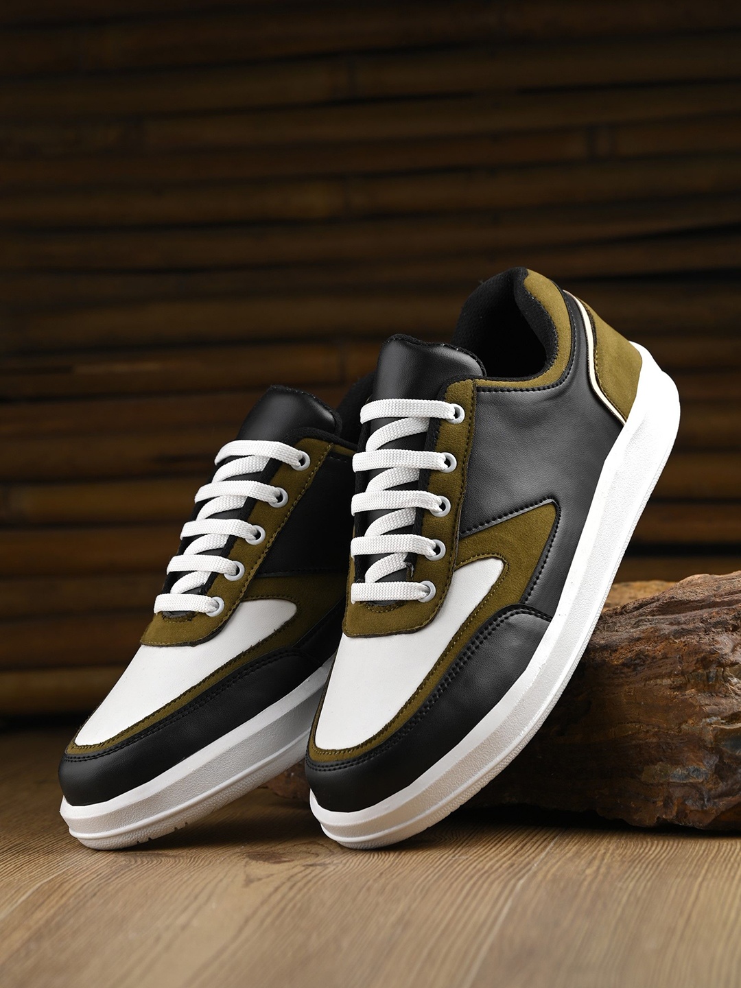 

The Roadster Lifestyle Co. Men White Colourblocked Lightweight Sneakers