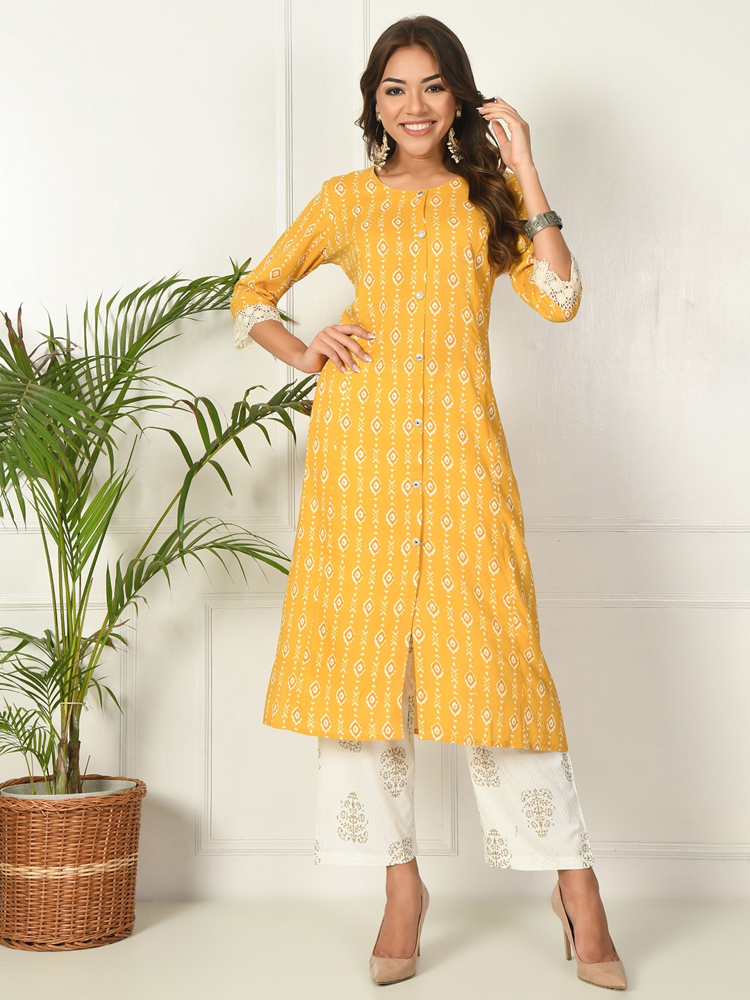 

AAYUMI Ethnic Motifs Printed Regular Pure Cotton Kurta & Pyjamas, Yellow