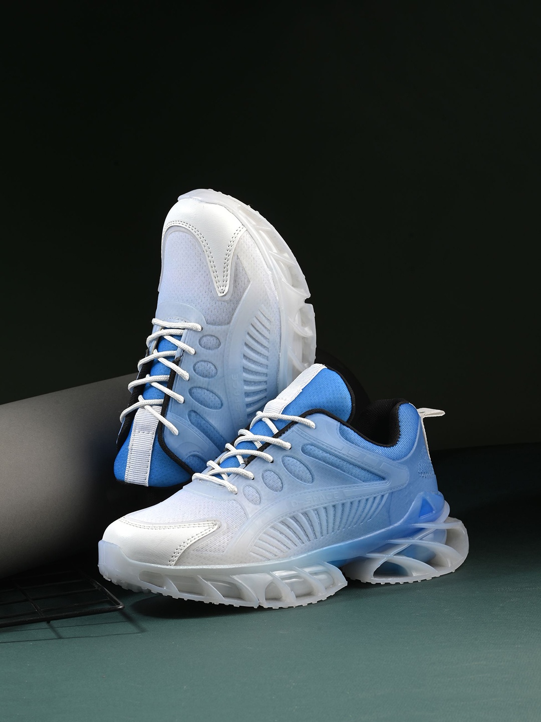 

knoos Men Colourblocked Round Toe Mesh Sneakers, Blue