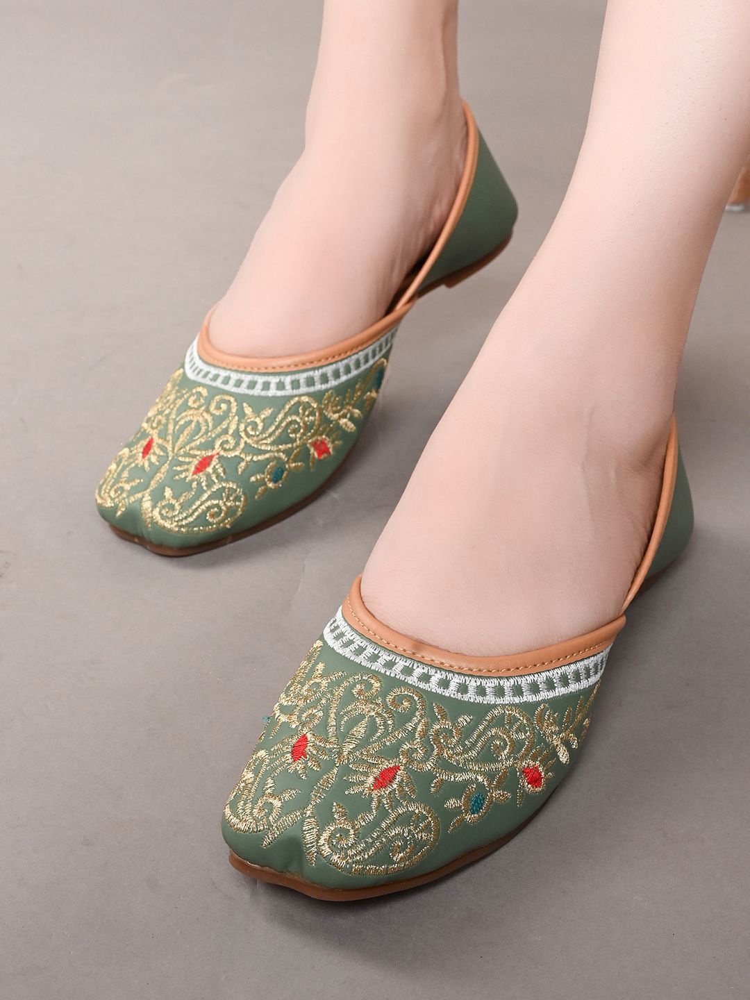

XE Looks Embellished Round Toe Mojaris, Green