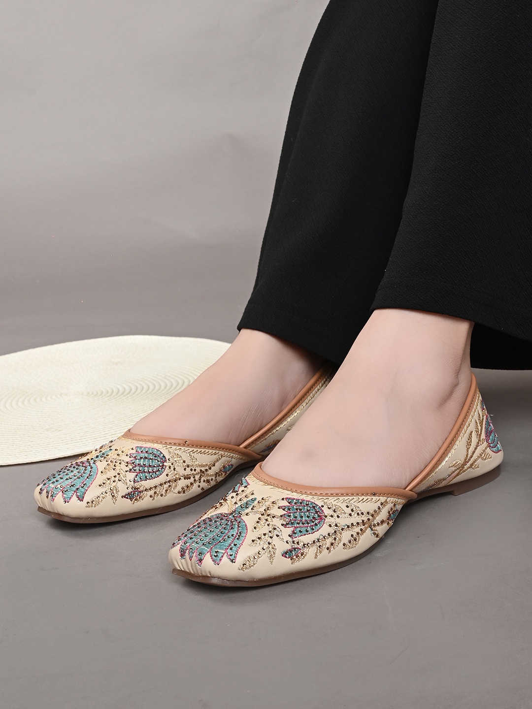 

XE Looks Embellished Round Toe Mojaris, Cream