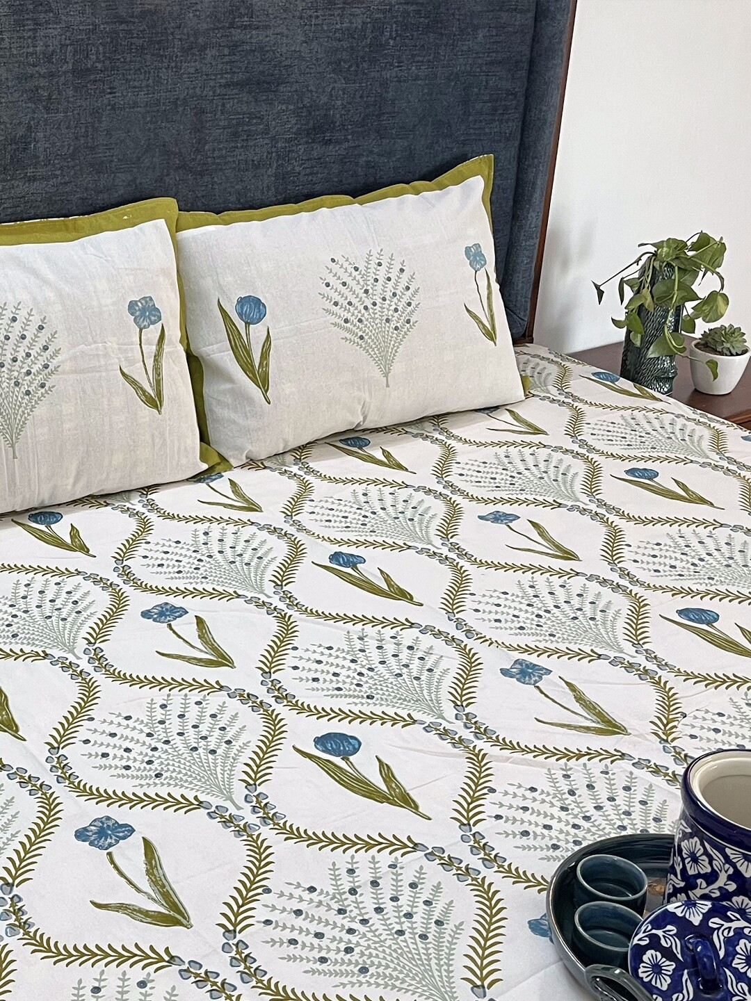 

Tasseled Home White & Blue Floral 180 TC Cotton King Bedsheet With 2 Pillow Covers