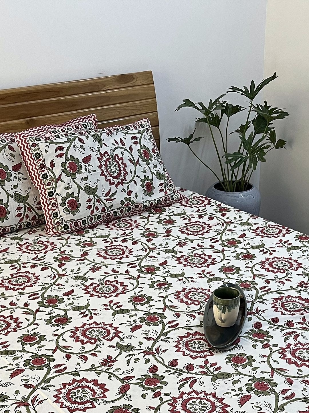 

Tasseled Home White & Red Floral 180 TC Cotton King Bedsheet With 2 Pillow Covers