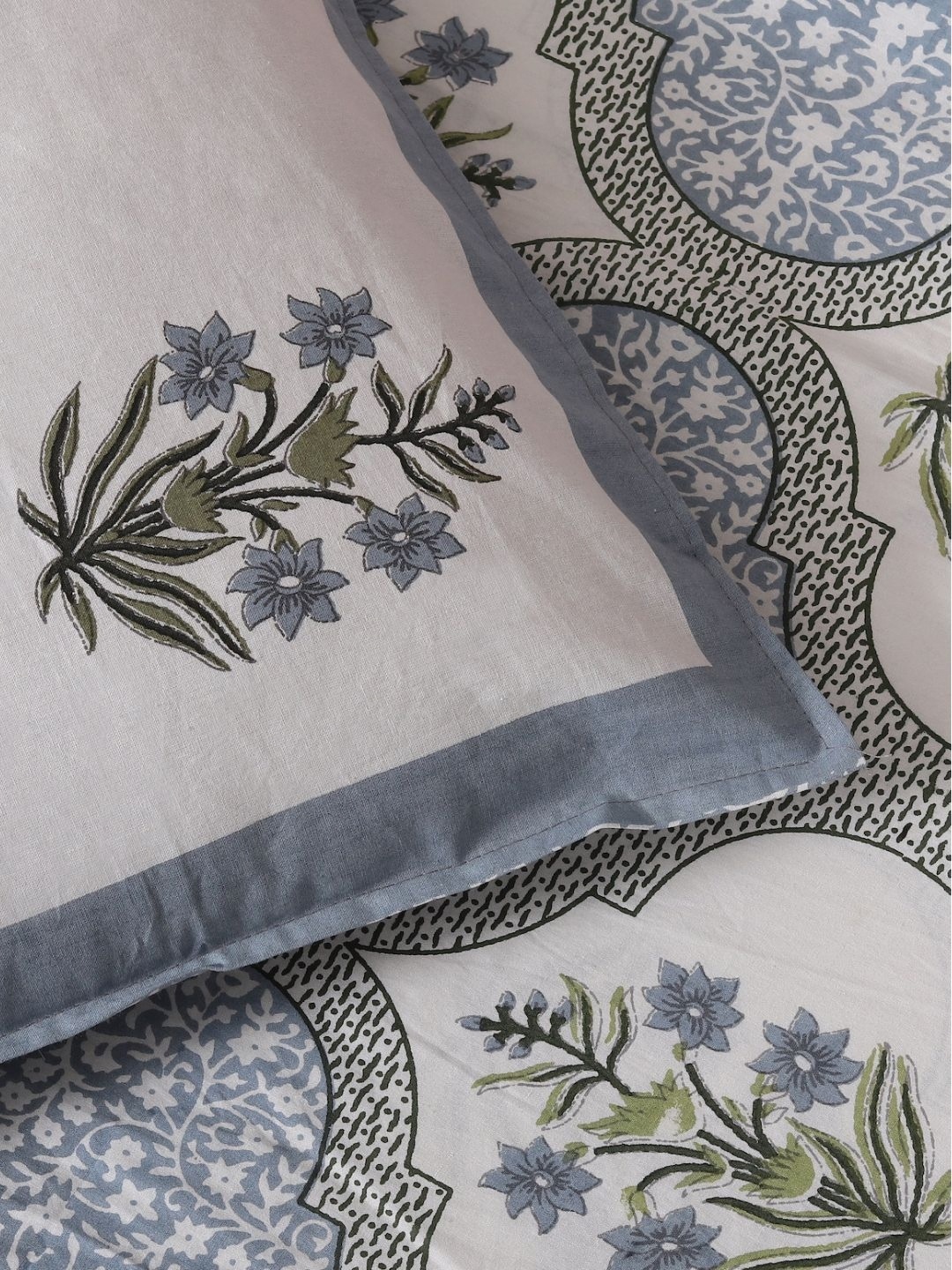 Tasseled Home White & Blue Floral 180 TC Cotton King Bedsheet With 2 Pillow Covers