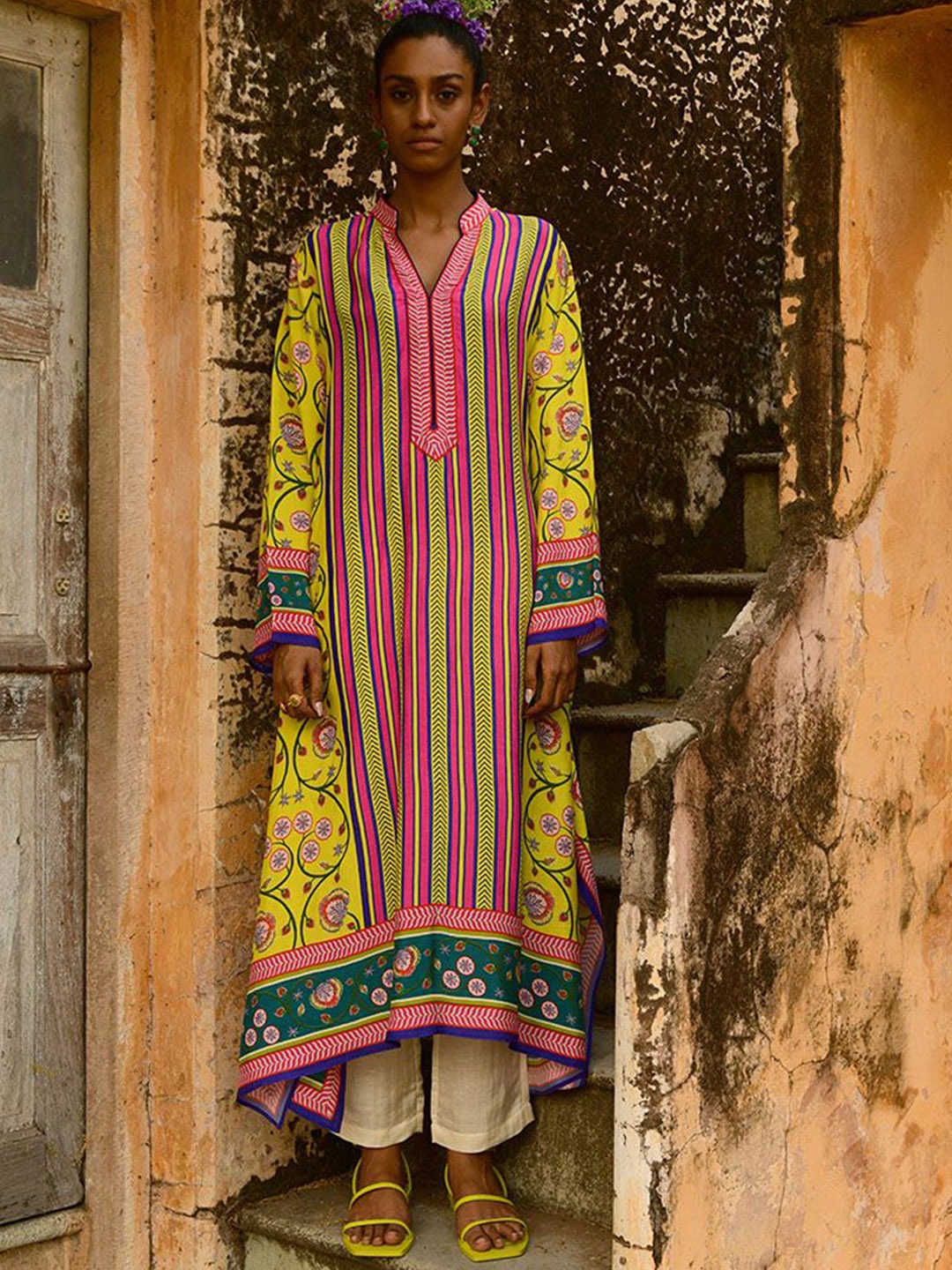 

SWATI VIJAIVARGIE Mandarin Collar Ethnic Motifs Printed Regular Pure Silk Kurta Set, Yellow