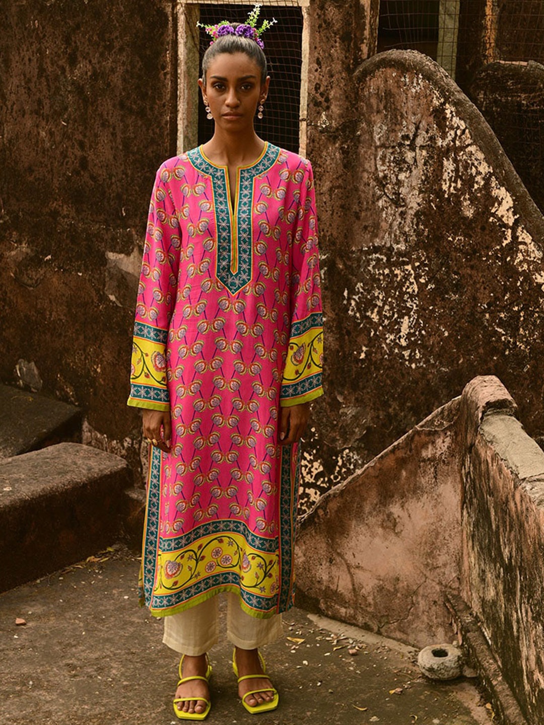 

SWATI VIJAIVARGIE Ethnic Motifs Printed Regular Pure Silk Kurta with Trouser, Pink