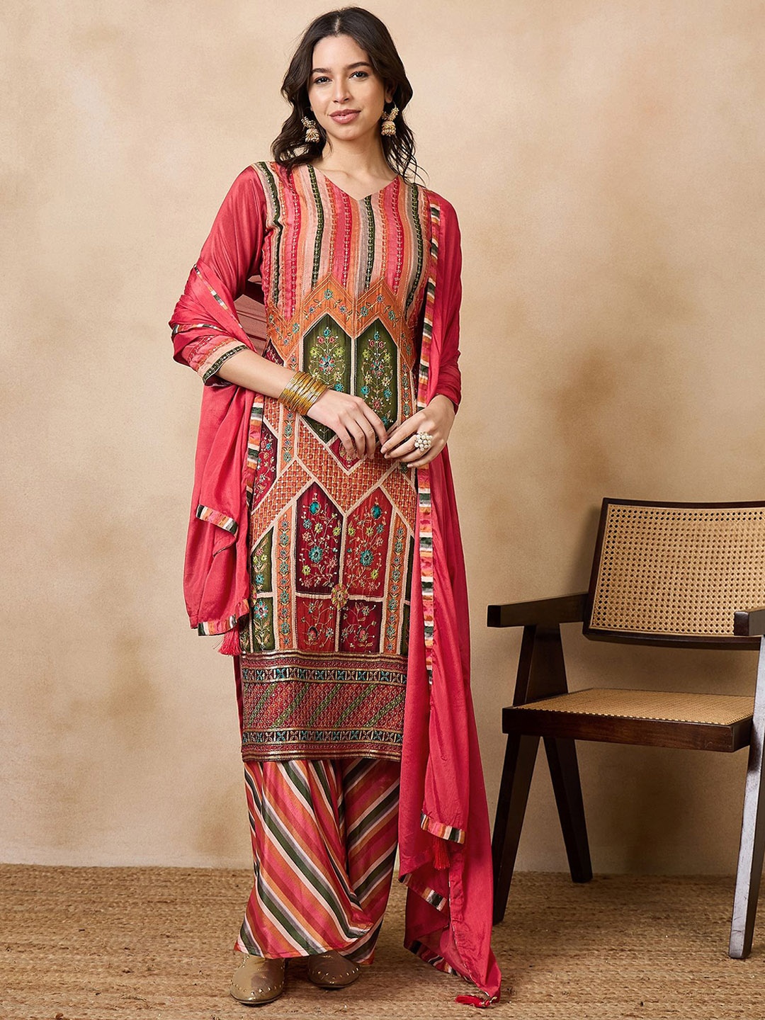 

KAVINDI Floral Embroidered Regular Sequinned Straight Kurta with Palazzos & Dupatta, Red