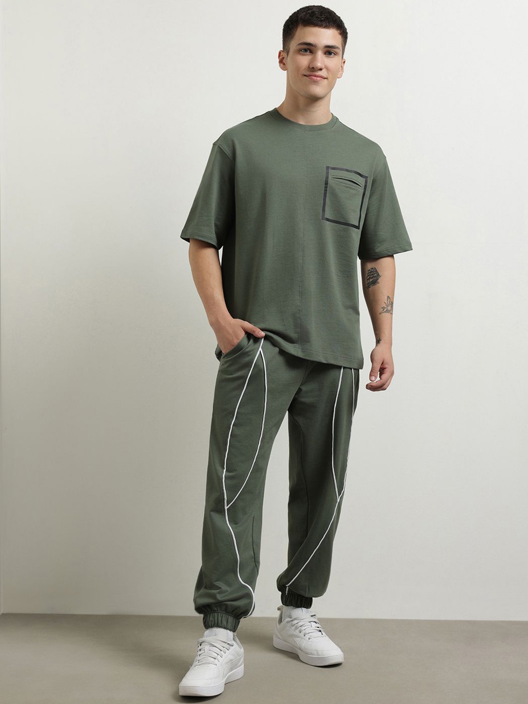 

NOBERO Round Neck Short Sleeves Oversized T-shirt & Joggers, Green