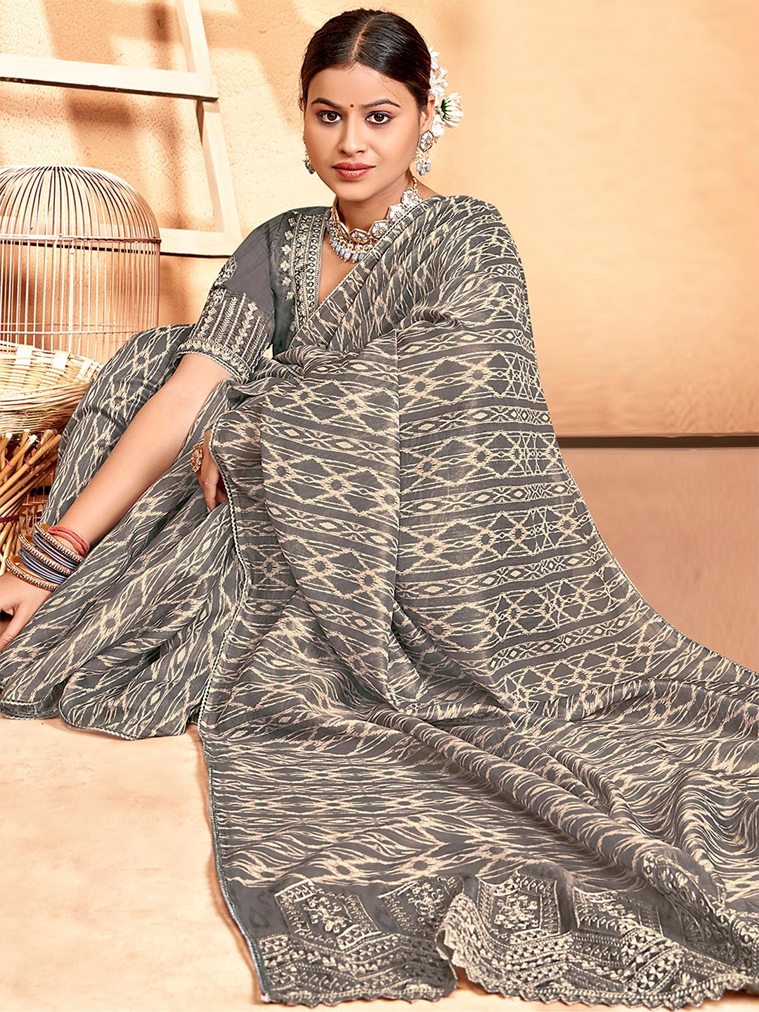 

ALAGINI Ethnic Motifs Embroidered Chanderi Saree, Grey