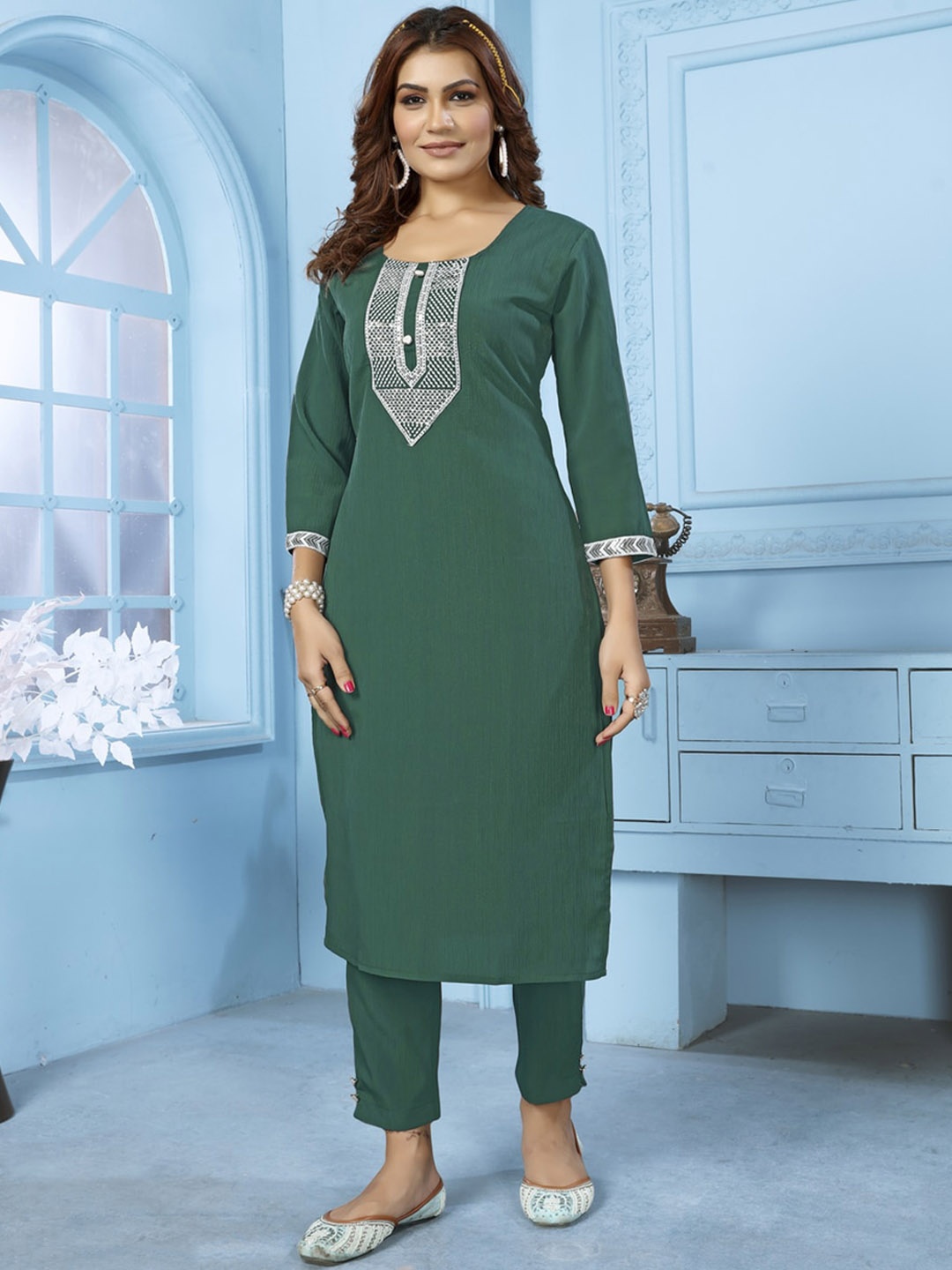 

Rujave Embroidered Straight Kurta & Trousers, Green