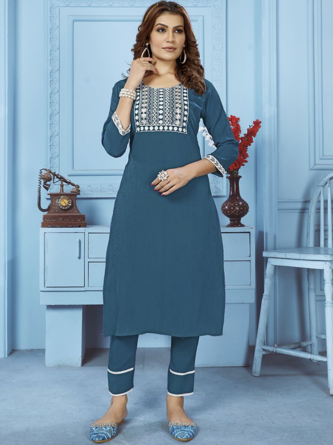 

Rujave Ethnic Motifs Embroidered Regular Thread Work Straight Kurta & Trousers, Turquoise blue