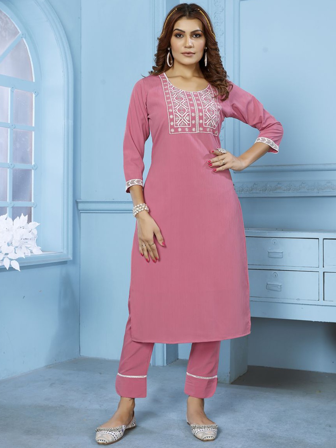 

Rujave Ethnic Motifs Embroidered Regular Thread Work Straight Kurta & Trousers, Pink