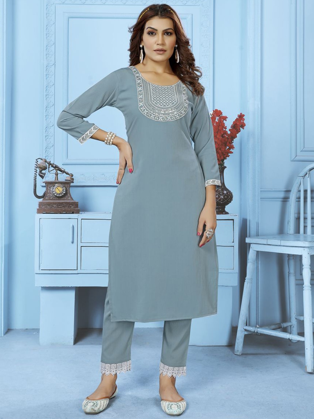 

Rujave Ethnic Motifs Embroidered Regular Thread Work Straight Kurta & Trousers, Blue