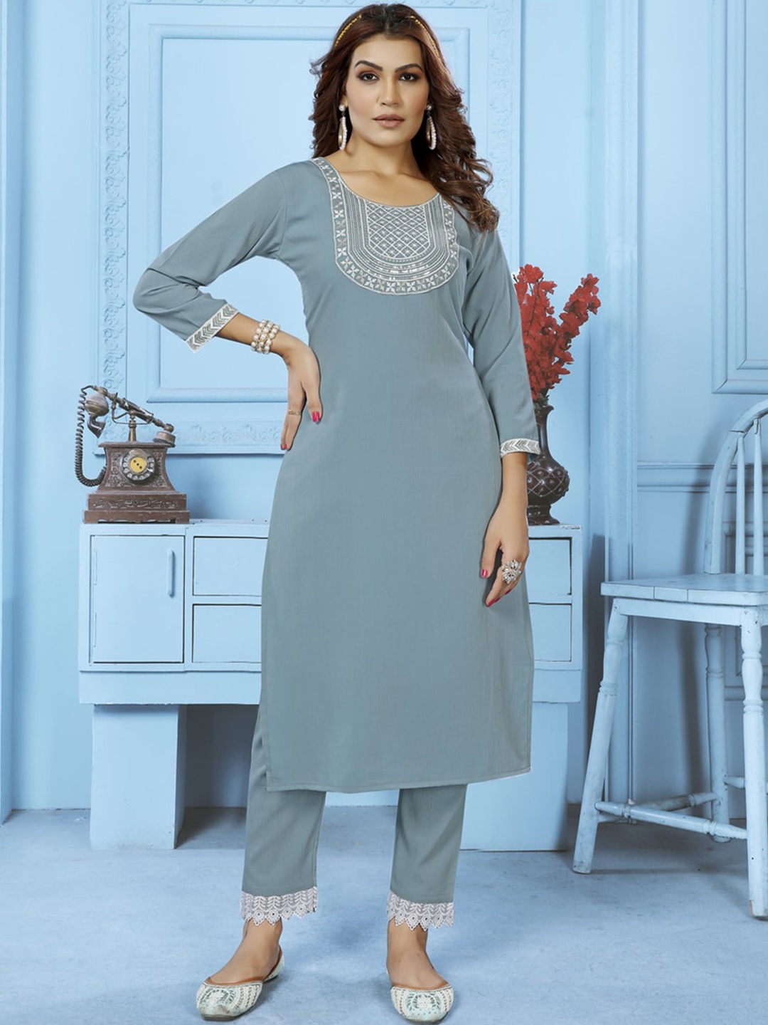 

Rujave Ethnic Motifs Embroidered Regular Thread Work Straight Kurta & Trousers, Blue