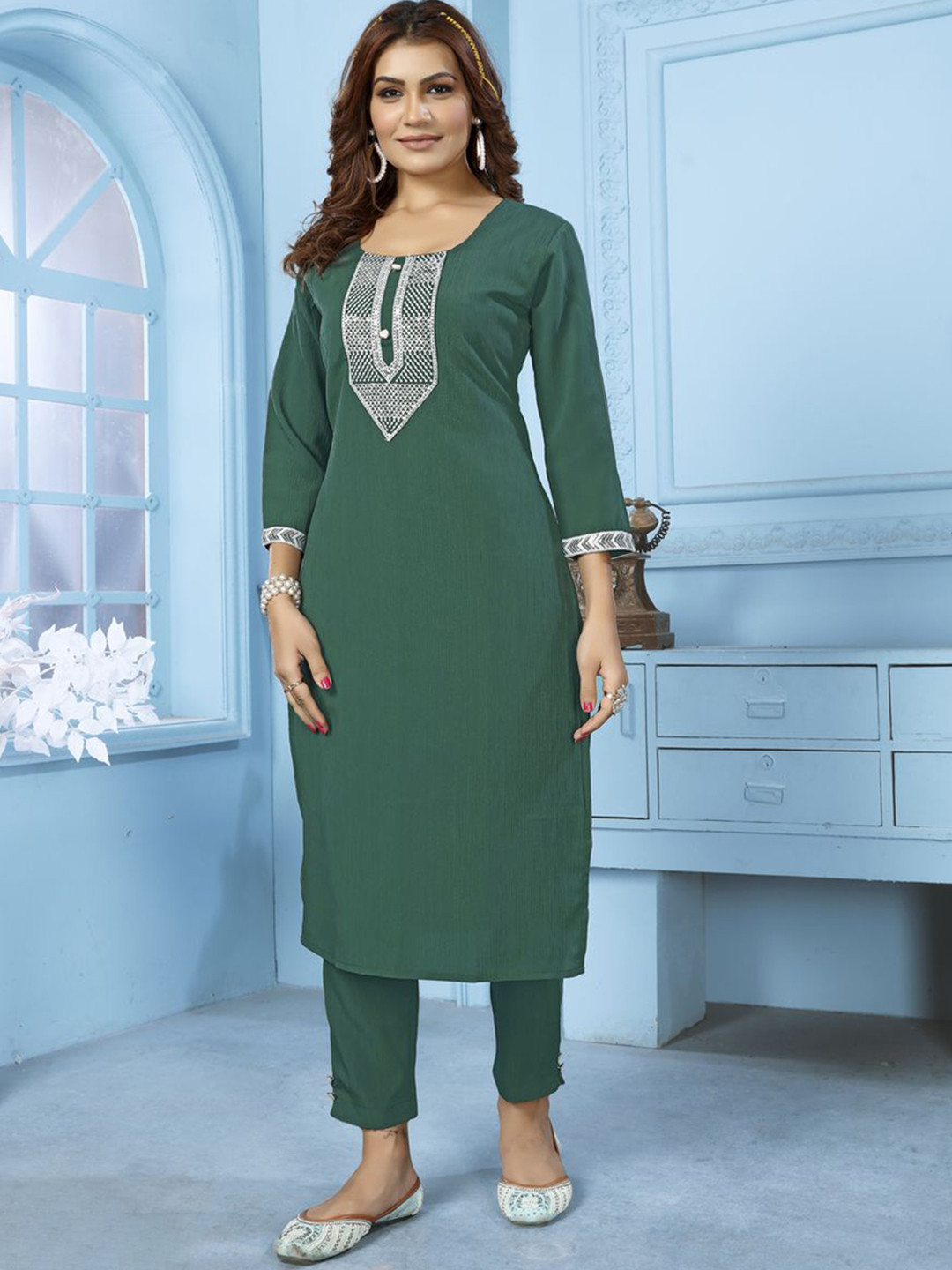 

Rujave Ethnic Motifs Embroidered Regular Thread Work Straight Kurta & Trousers, Green