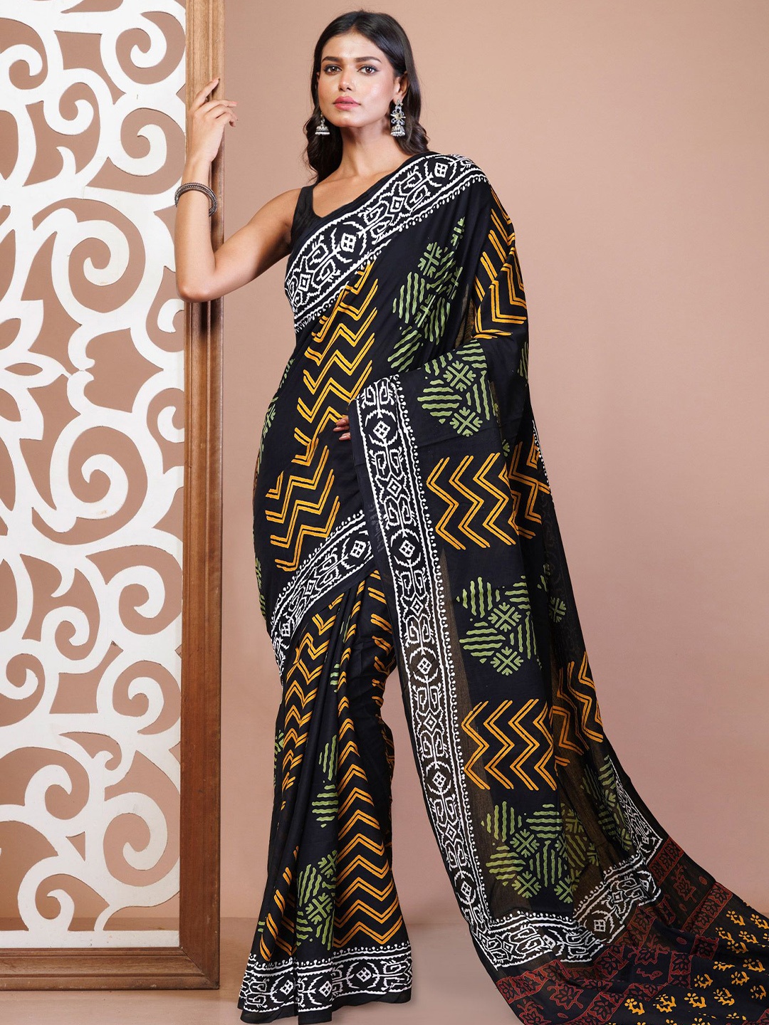 

Unnati Silks Ethnic Motifs Pure Cotton Handloom Block Print Saree, Black