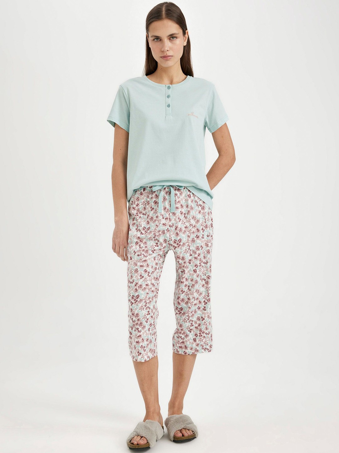 

DeFacto Women Solid Pure Cotton Drop Shoulder Top with Floral Printed Capris, Blue