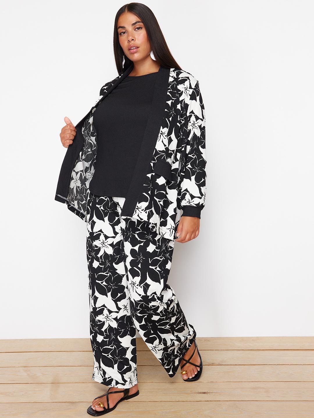 

Trendyol Floral Printed Top With Trousers & Shrug, Black