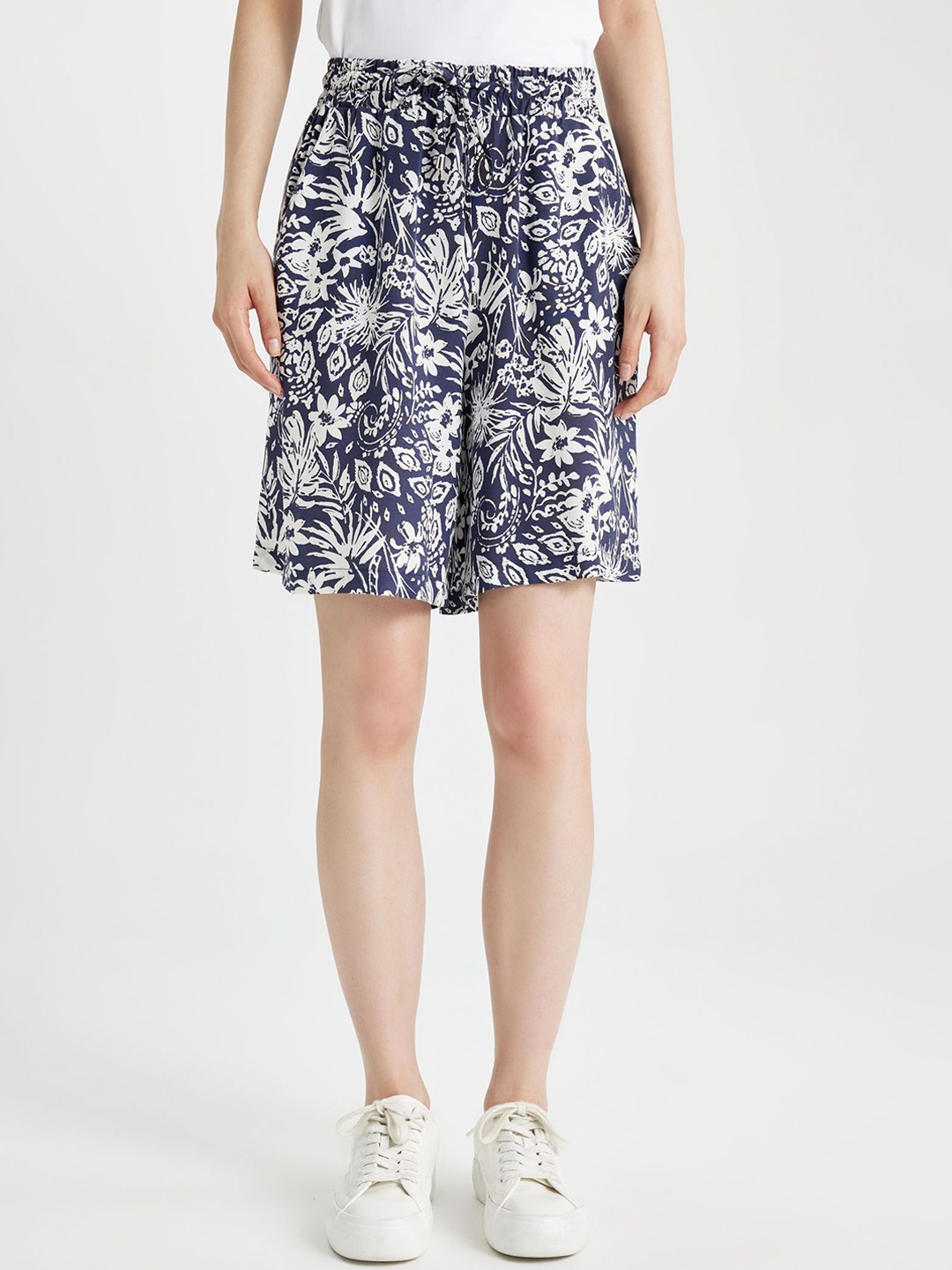 

DeFacto Floral Printed Mid Rise Shorts, Blue
