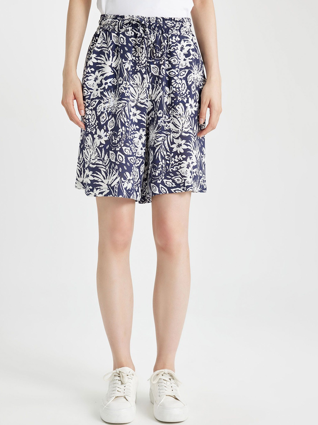 

DeFacto Women Floral Printed Shorts, Na