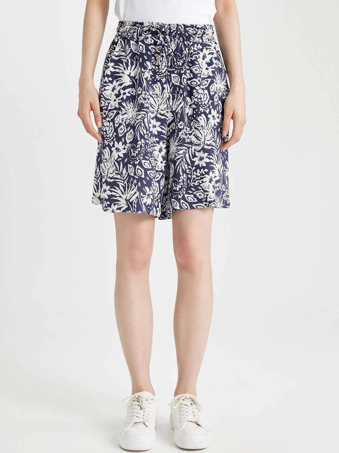 

DeFacto Women Floral Printed Mid-Rise Shorts, Blue
