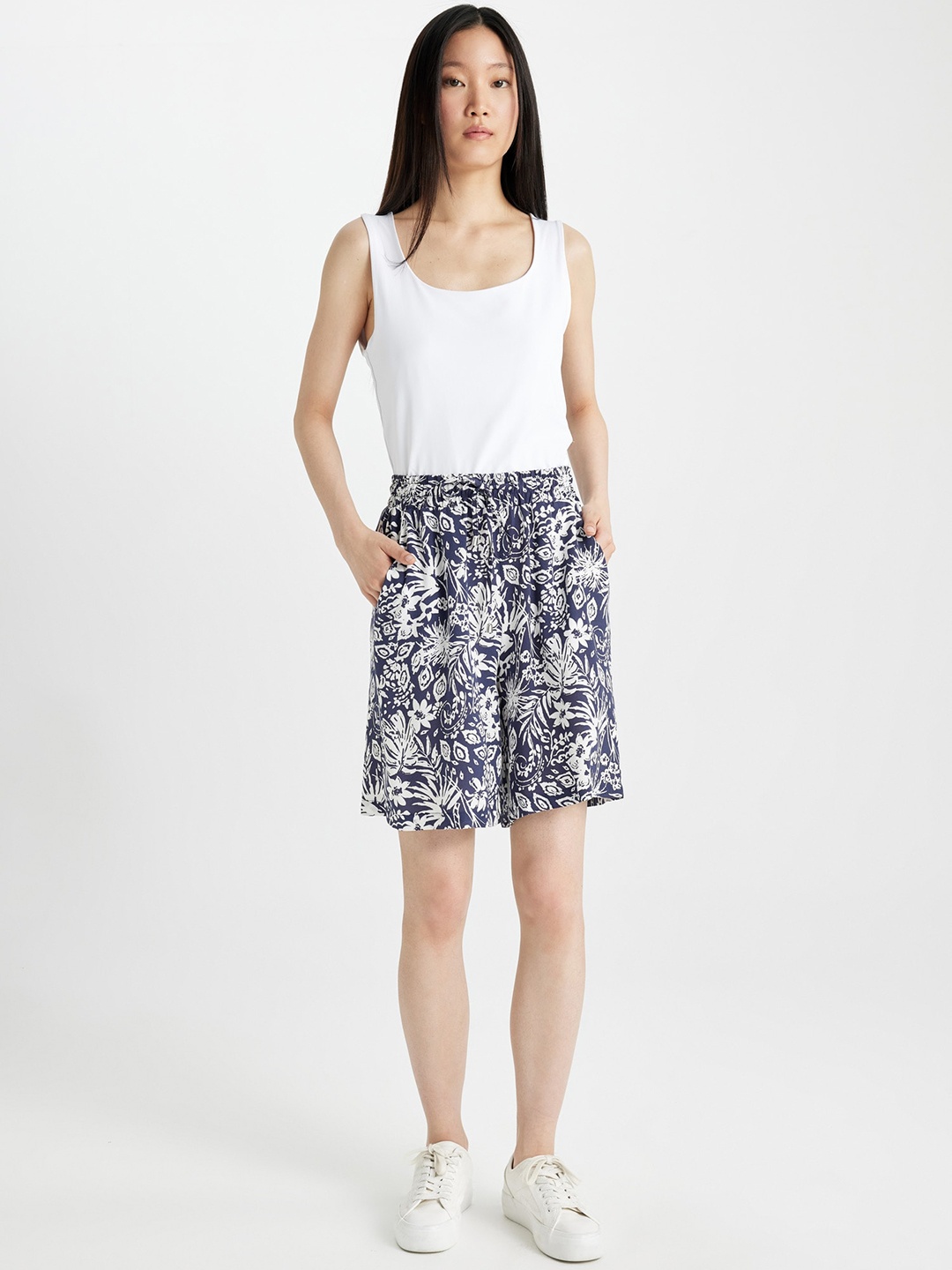 

DeFacto Women Floral Printed Mid-Rise Shorts, Blue