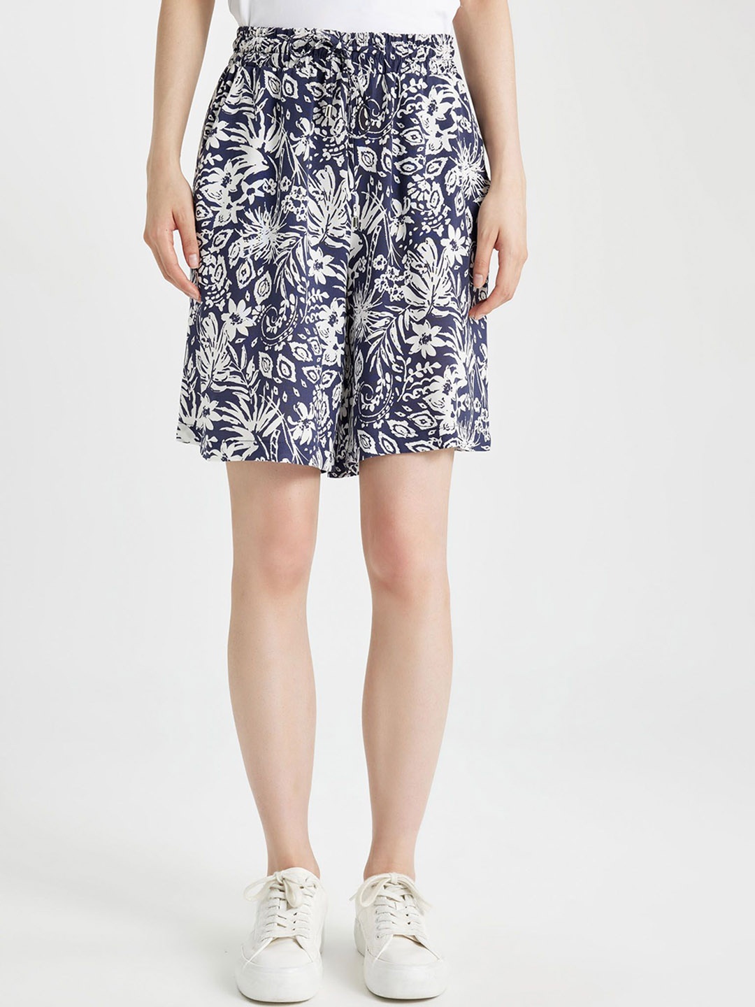 

DeFacto Women Floral Printed Shorts, Na