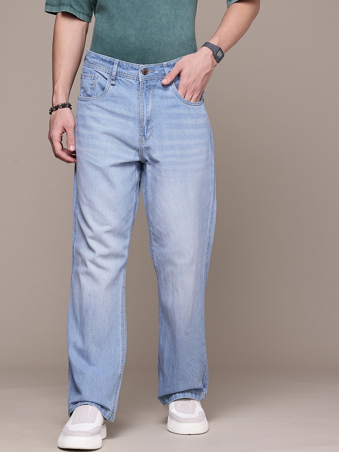 

The Roadster Life Co. Men Pure Cotton Flared Fit Heavy Fade Jeans, Blue