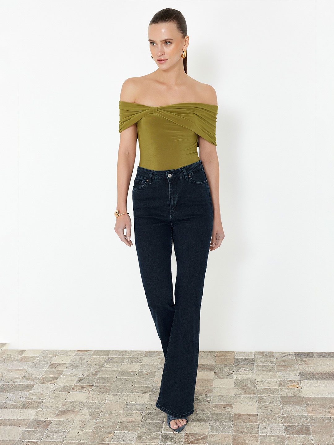 

Trendyol Solid Off-Shoulder Fitted Top, Na