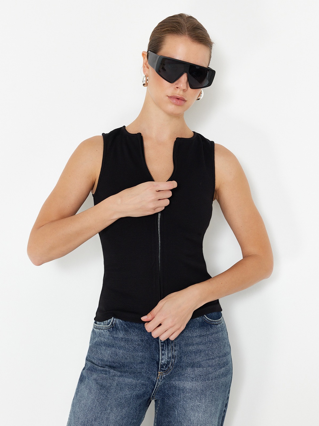 

Trendyol Round Neck Sleeveless Cotton Fitted Top, Black