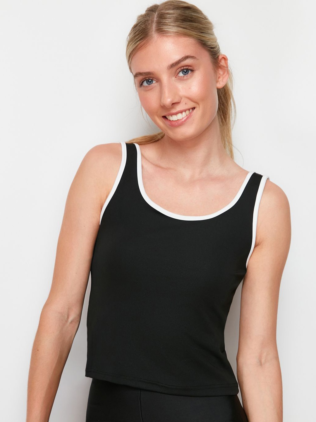 

Trendyol Round Neck Sleeveless Tank Top, Black