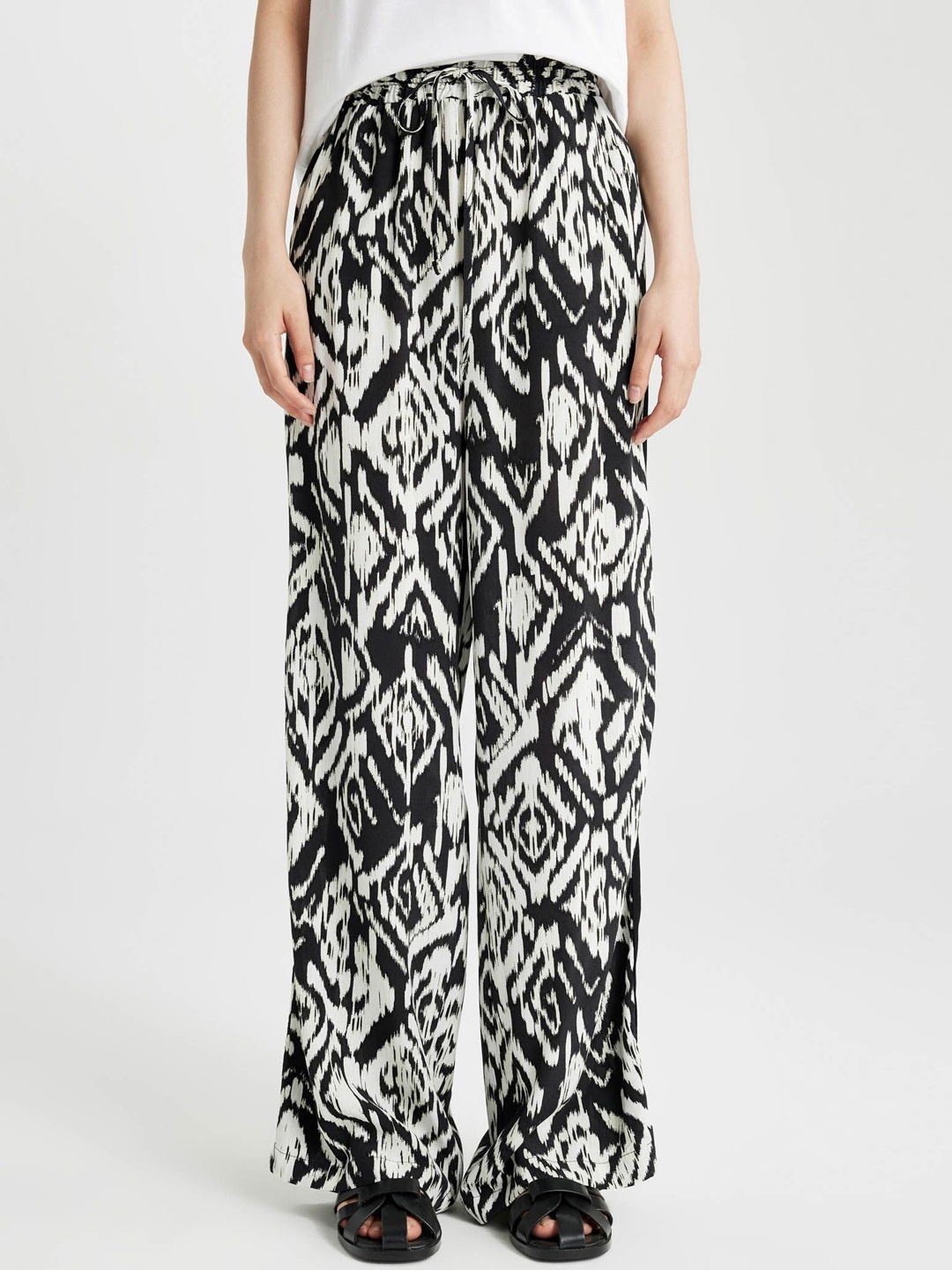 

DeFacto Women Printed Trousers, Na