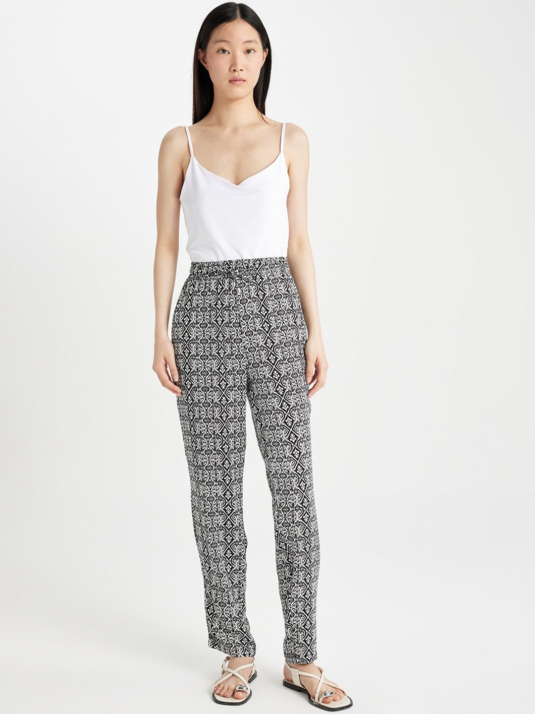 

DeFacto Women Printed Trousers, Na