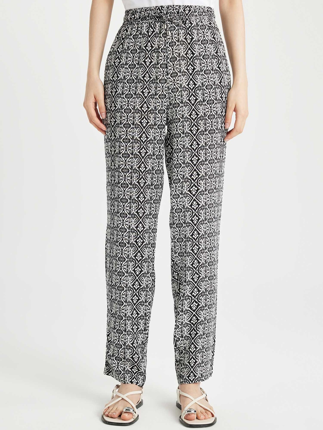 

DeFacto Women Printed Trousers, Na