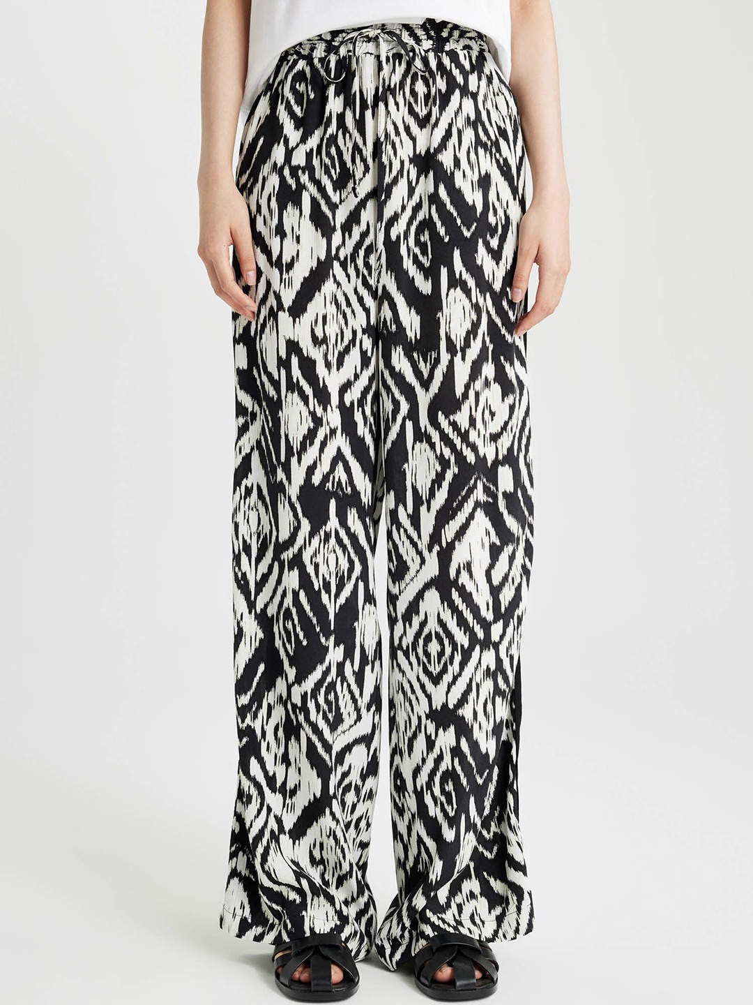 

DeFacto Women Abstract Printed Parallel Trousers, Black