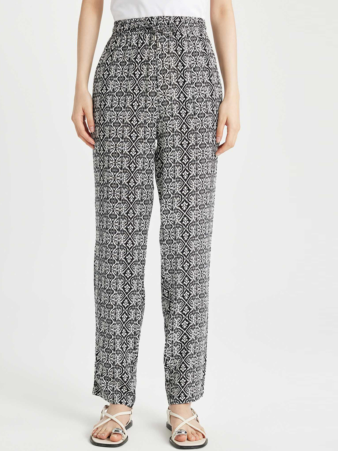 

DeFacto Women Printed Trousers, Na