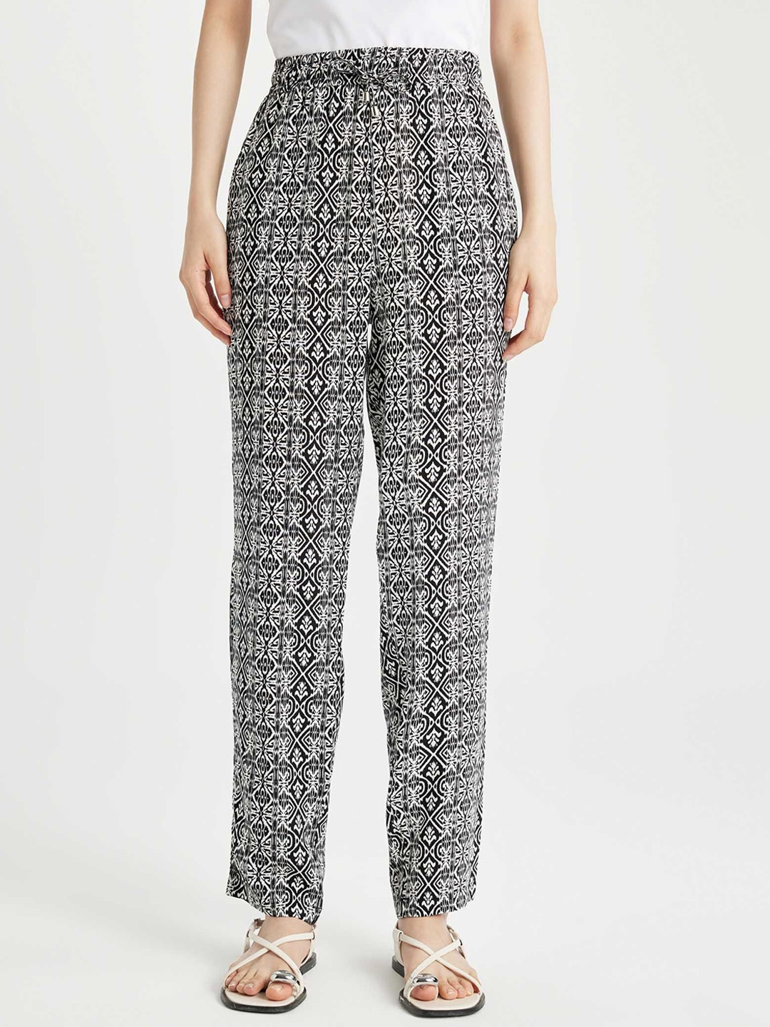 

DeFacto Women Printed Trousers, Na