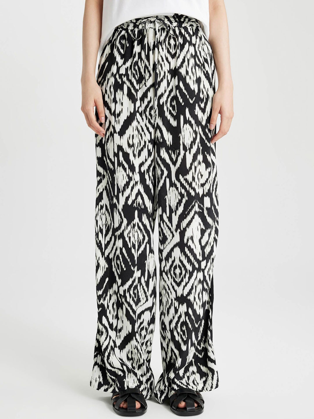 

DeFacto Women Printed Parallel Trousers, Black