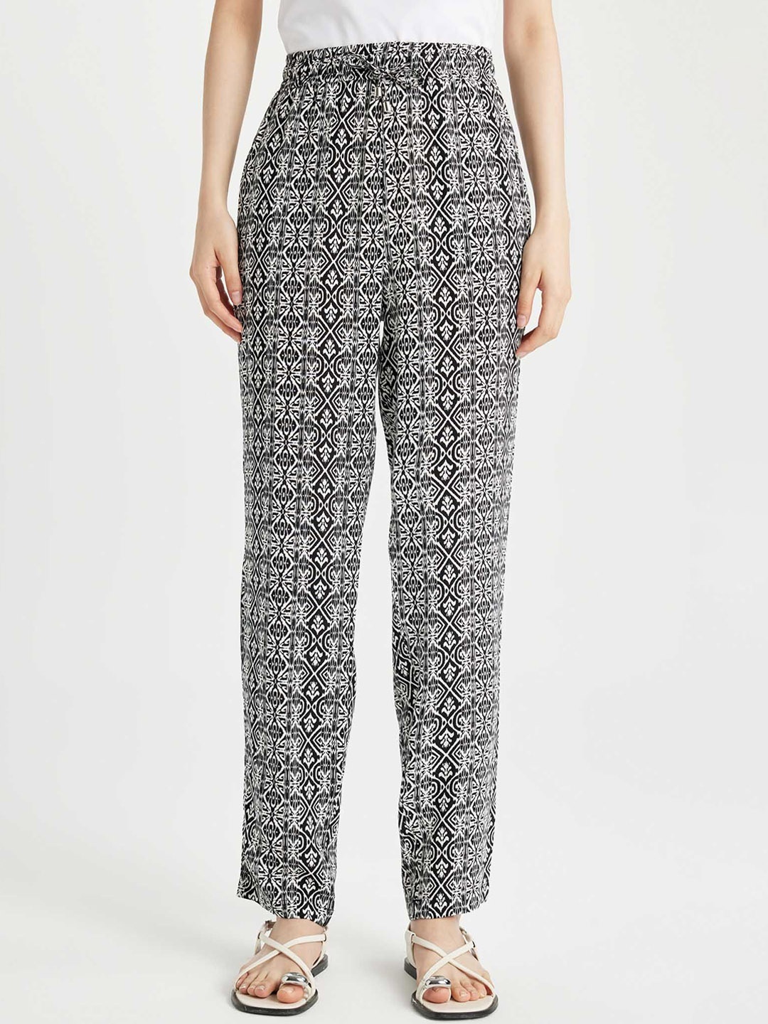 

DeFacto Women Geometric Printed Trousers, Black